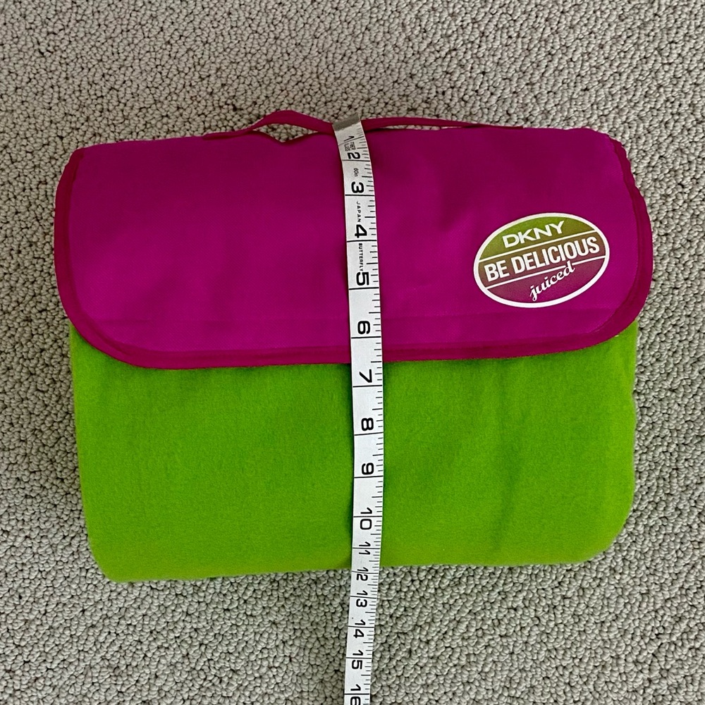 DKNY “Be Delicious” Throw Blanket - Picture 7 of 10